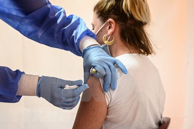 Singapore considers booster shots of COVID-19 vaccines, injections for kids under 12 hinh anh 1