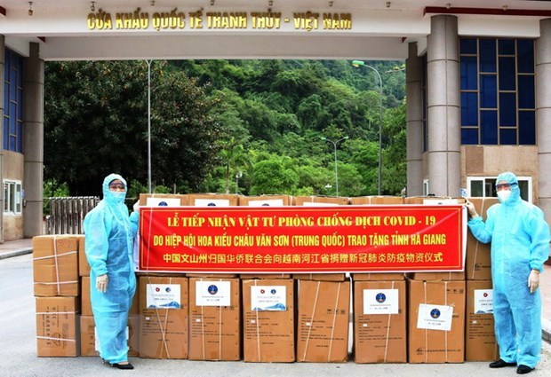 Chinese Association presents medical supplies to Ha Giang province hinh anh 1