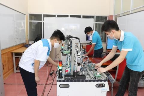 Vietnam looks to train, retrain skills to adapt to 4IR hinh anh 1