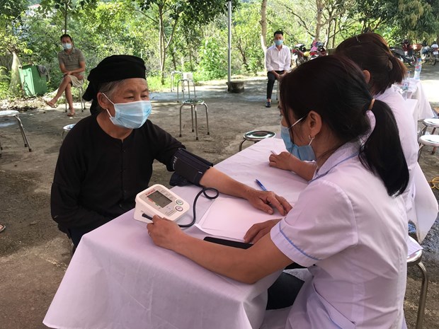 Ha Giang accelerates COVID-19 vaccination for people in border areas hinh anh 1