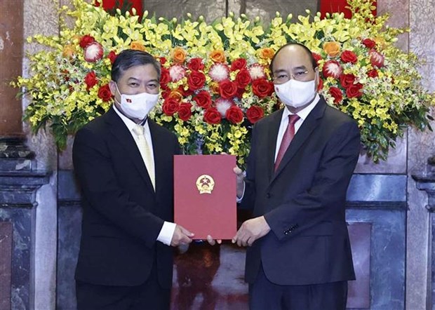 Appointment decision presented to Vietnamese Ambassador to Cambodia hinh anh 1