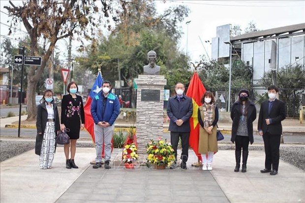 Tribute paid to President Ho Chi Minh on National Day in Chile, Russia hinh anh 1