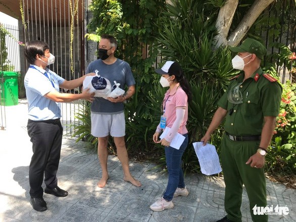 Da Nang supports foreigners facing difficulties due to COVID-19 hinh anh 1