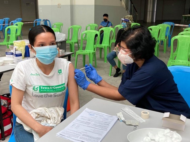 Embassy assists vaccination campaign for Vietnamese expats in Malaysia hinh anh 1