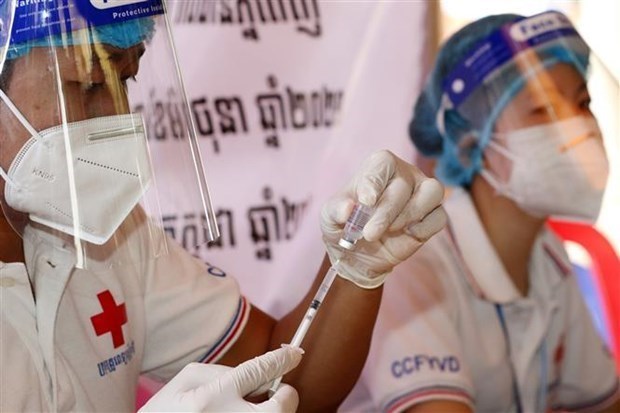 Cambodia receives 2.5 mln doses of vaccine from China hinh anh 1