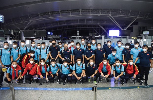Vietnam football team return home to prepare for match against Australia hinh anh 1