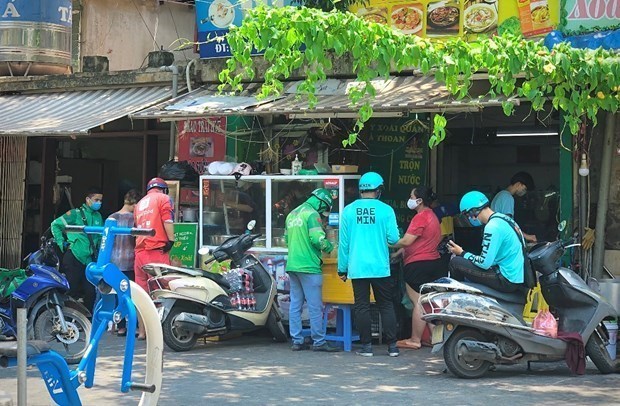 COVID-19: Hanoi permits motorbike shippers to operate from 9am to 8pm hinh anh 1