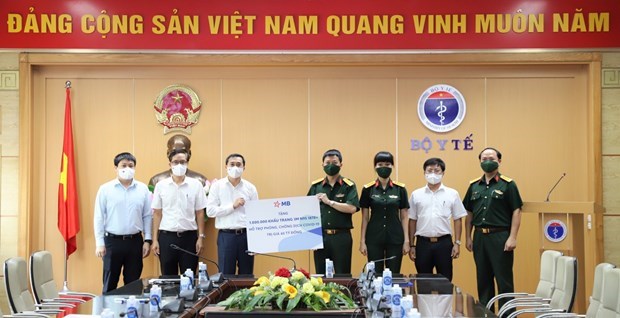 Military Bank donates 1 million N95 medical masks to Ministry of Health hinh anh 1