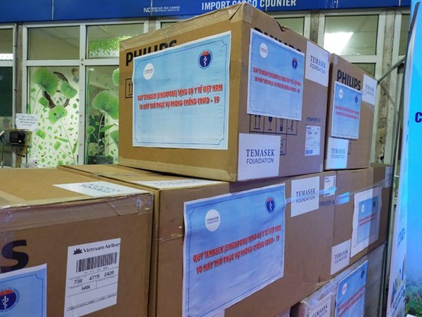 Temasek Foundation presents medical supplies to Vietnam hinh anh 2