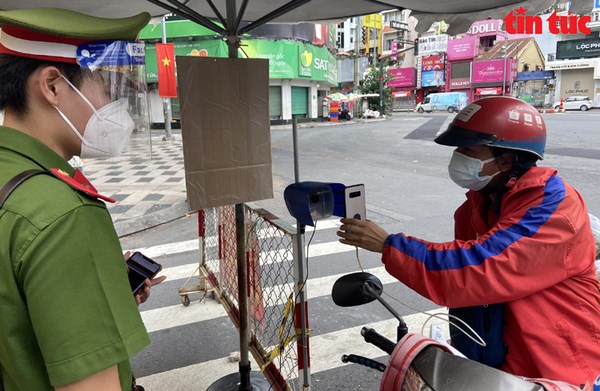HCM City installs 100 QR code scanning cameras at COVID-19 checkpoints hinh anh 1