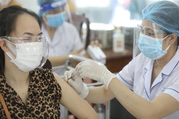 HCM City, Hanoi accelerate testing, vaccinations against COVID-19 hinh anh 1