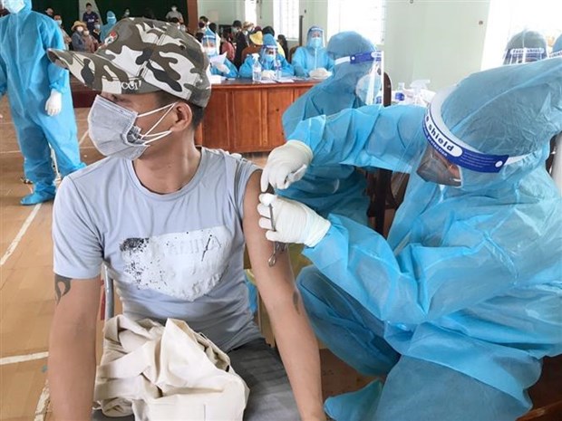 Binh Duong province speeds up COVID-19 vaccination hinh anh 1