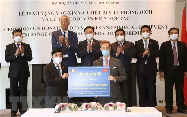 Belgian Foreign Ministry hands over 100,000 doses of vaccine to Vietnam hinh anh 1