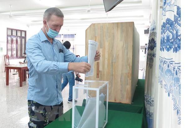 Russian citizens in Khanh Hoa vote in legislative elections amid COVID-19 hinh anh 2
