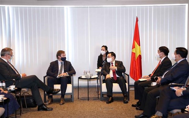 NA Chairman receives leaders of economic groups in Belgium hinh anh 2