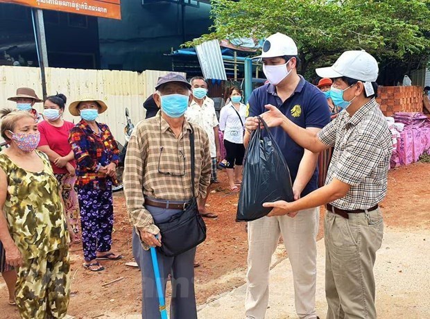 Kien Giang supports pandemic-hit Vietnamese workers in Cambodia hinh anh 2