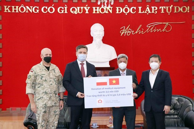 Vietnam receives medical equipment, supplies from Poland hinh anh 1