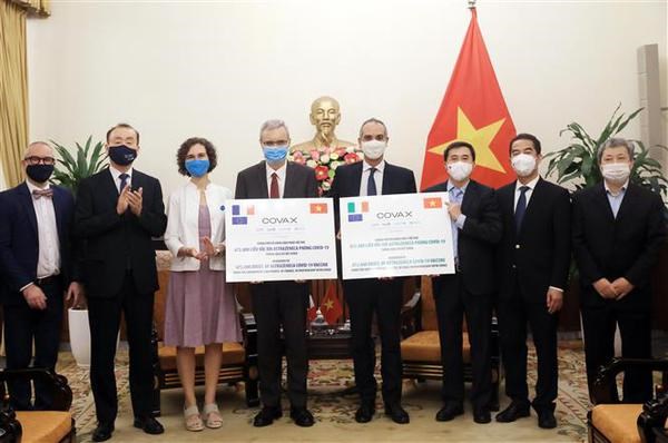 Vietnam receives 1.5 million doses of COVID-19 vaccine from France, Italy hinh anh 1