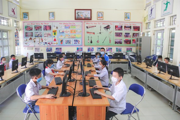 Businesses join hands to provide computers, Internet connection to needy students hinh anh 1