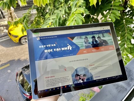 Businesses join hands to provide computers, Internet connection to needy students hinh anh 2