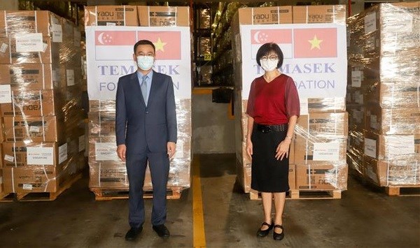 Vietnamese Embassy in Singapore receives first batch of aid from Temasek Foundation hinh anh 1