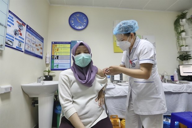 Hanoi offers COVID-19 vaccination for foreigners at two select venues hinh anh 1