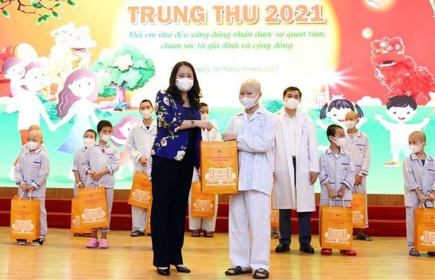 Vice President visits child patients ahead of Mid-Autumn Festival hinh anh 1