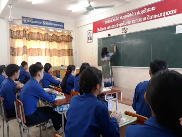 Dien Bien province presents school to Lao locality hinh anh 1