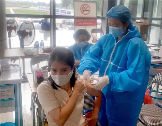 Vietnam records 11,521 new COVID-19 cases on September 17 hinh anh 1