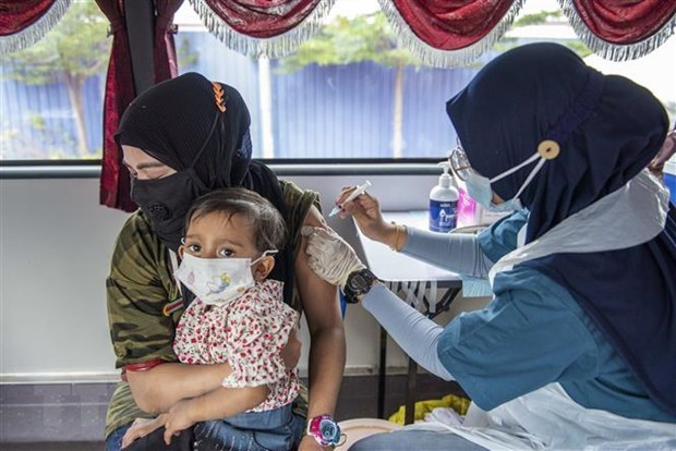 Malaysia starts vaccination rollout for adolescents hinh anh 1