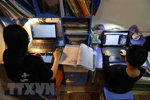 Ministry: 24 cities, provinces offer online, television teaching hinh anh 1