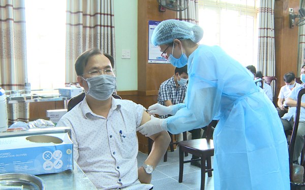 Thai Binh determined to early complete COVID-19 vaccination campaign hinh anh 1