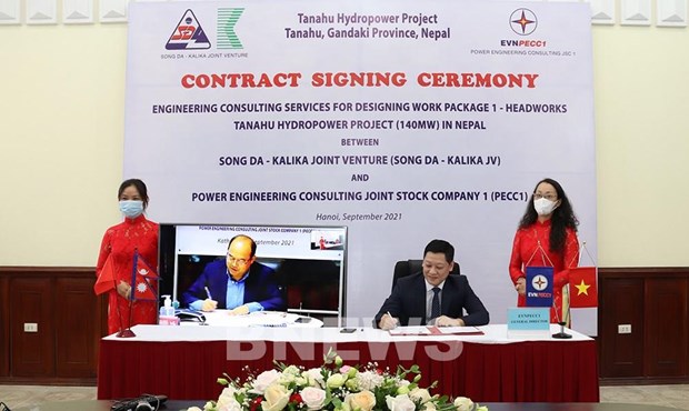 Vietnam’s power company seals contract for hydropower project in Nepal hinh anh 1