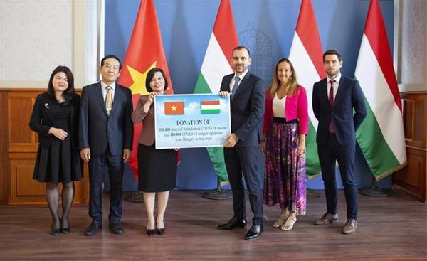 Hungary presents COVID-19 vaccine, medical supply to Vietnam hinh anh 1
