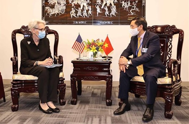 Vietnamese FM holds bilateral meetings with foreign diplomats hinh anh 1