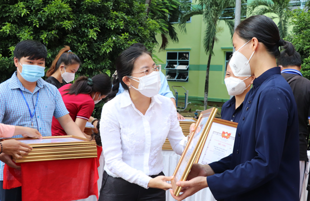 HCM City honours religious volunteers in COVID-19 fight hinh anh 1