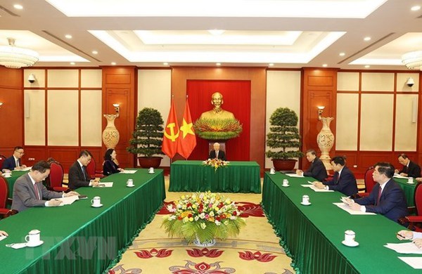 Top Vietnamese, Chinese leaders hold phone talks hinh anh 1