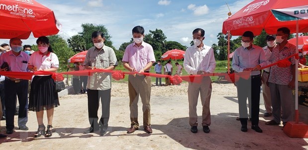 Vietnam-funded bridge and road project launched in Cambodia hinh anh 1