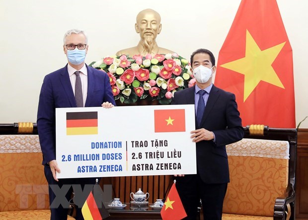 Ministry receives 2.6 million doses of COVID-19 vaccine from Germany hinh anh 1