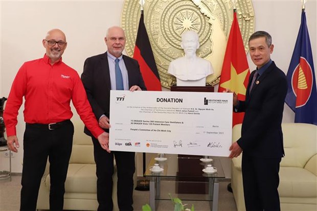 German companies donate medical equipment to Vietnam hinh anh 1