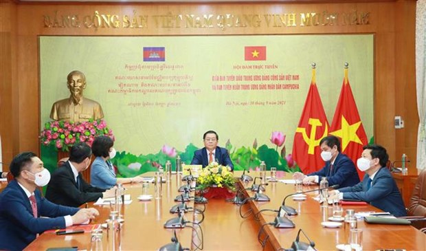 Vietnamese, Cambodian Parties boost cooperation in information, education hinh anh 1