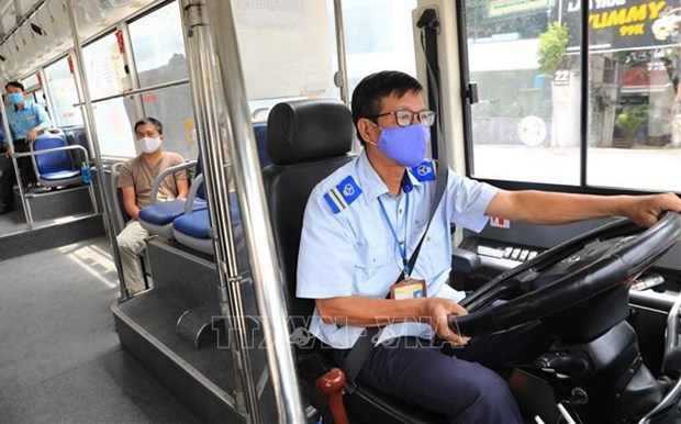 HCM City issues plan of transporting workers back after social distancing eases hinh anh 1