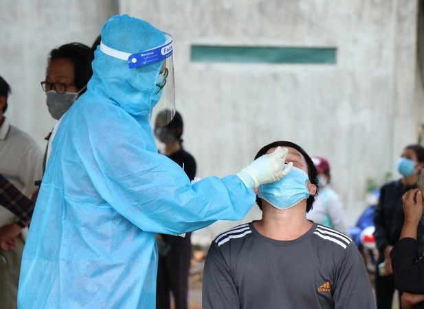 Vietnam records 5,490 new COVID-19 cases on October 2 hinh anh 1