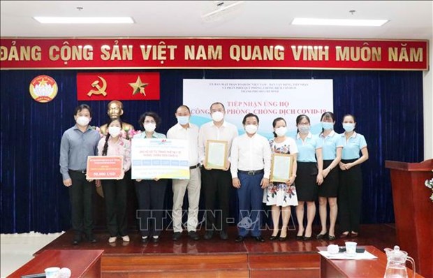 HCM City receives over 1 trillion VND in donation for COVID-19 fight hinh anh 1