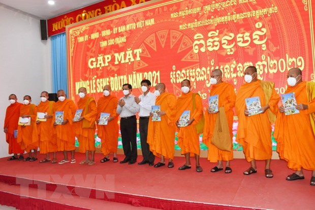 Bac Lieu's officials congratulate Khmer people on Sene Dolta Festival hinh anh 1