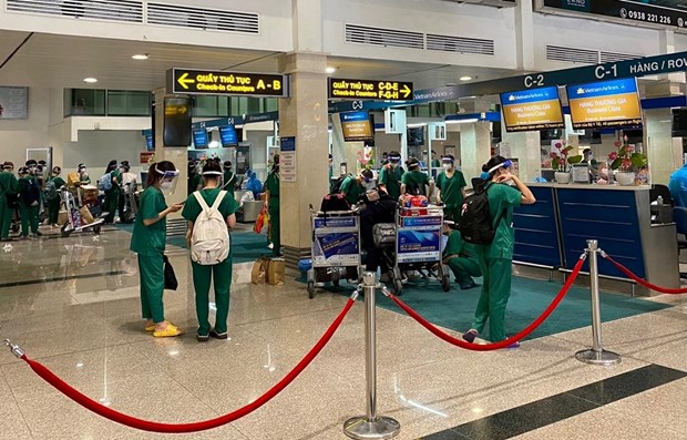 Nearly 1,000 medical personnel return to Hanoi from HCM City hinh anh 1