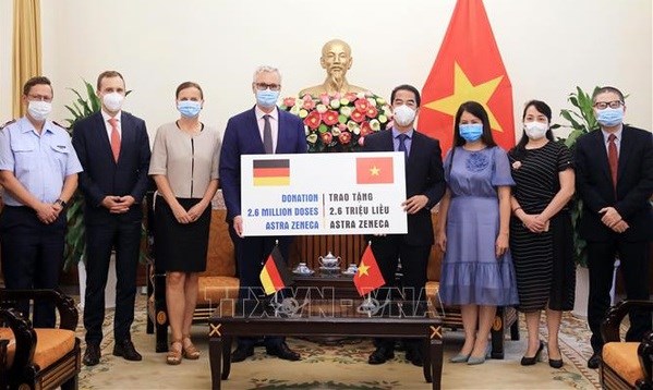 Overseas Vietnamese, int’l friends make great contributions to Vietnam’s vaccine coverage goal hinh anh 2