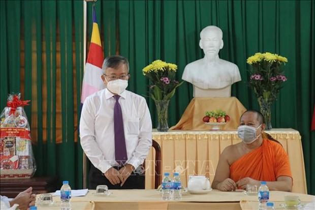 Can Tho officials congratulate local Khmer on Sene Dolta Festival hinh anh 1