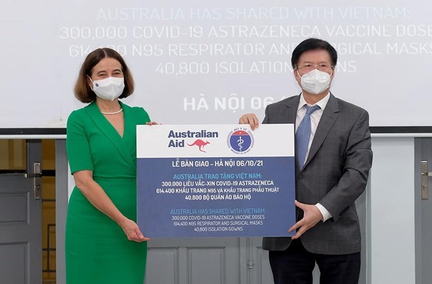 Vietnam receives 300,000 AstraZeneca vaccine doses from Australia hinh anh 1