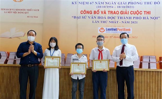 Exhibition opens to celebrate Hanoi's 67th liberation anniversary hinh anh 2
